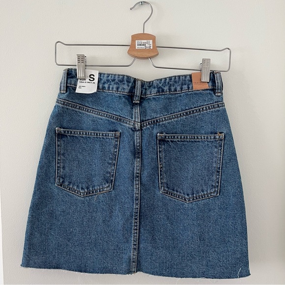 Zara women’s jean skirt, button style, frayed hem, length mini mid-rise, size S - Picture 7 of 7